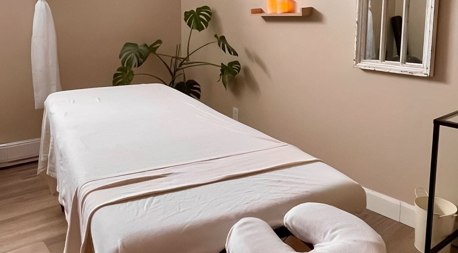 Tranquil massage room at Massothérapie Amanda Côté, Gatineau, Québec, CA, featuring a cozy table and calming decor.