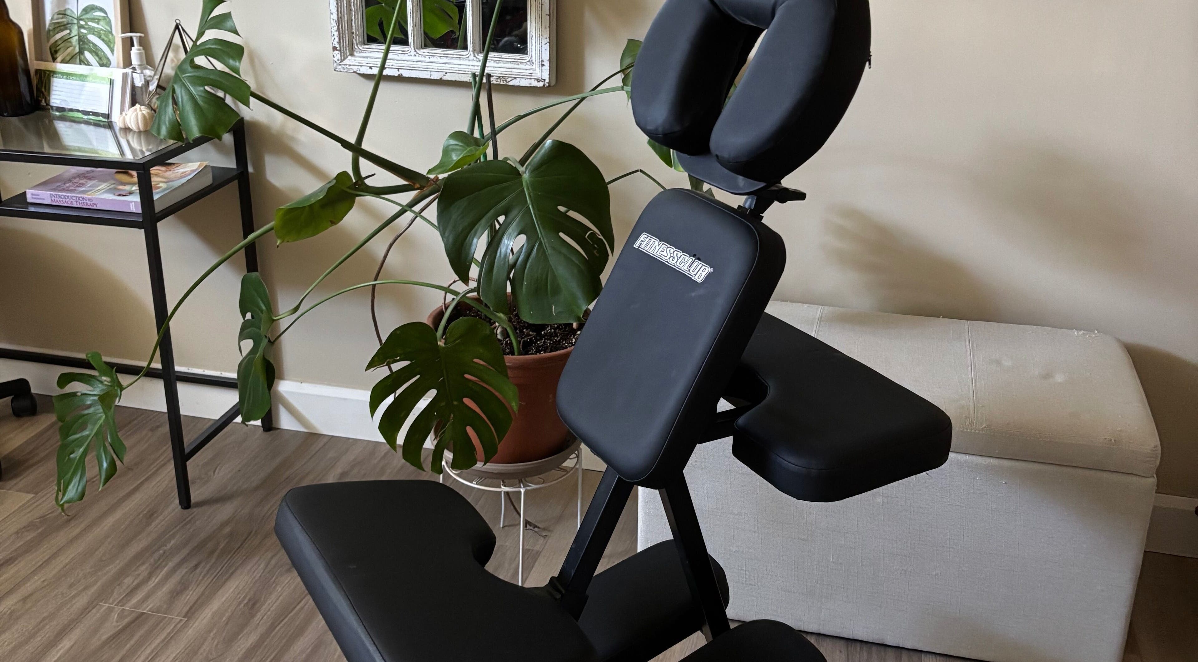 Massage chair and lush plant at Massothérapie Amanda Côté, Gatineau, Québec, CA, offering serene wellness.