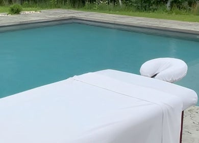 Relaxing poolside massage setup at Massothérapie Amanda Côté in Gatineau, Québec, CA.