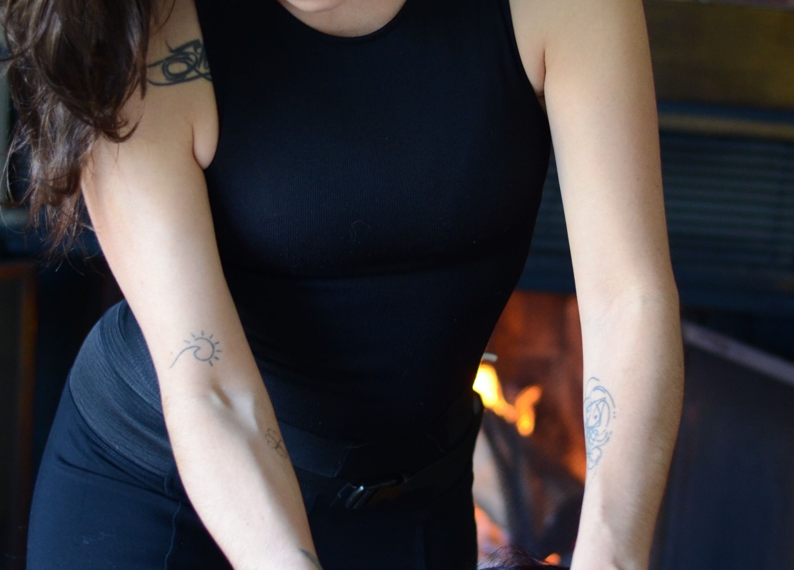 Massage therapist at Massothérapie Amanda Côté in Gatineau, Québec, CA offering a relaxing session by a warm fireplace.