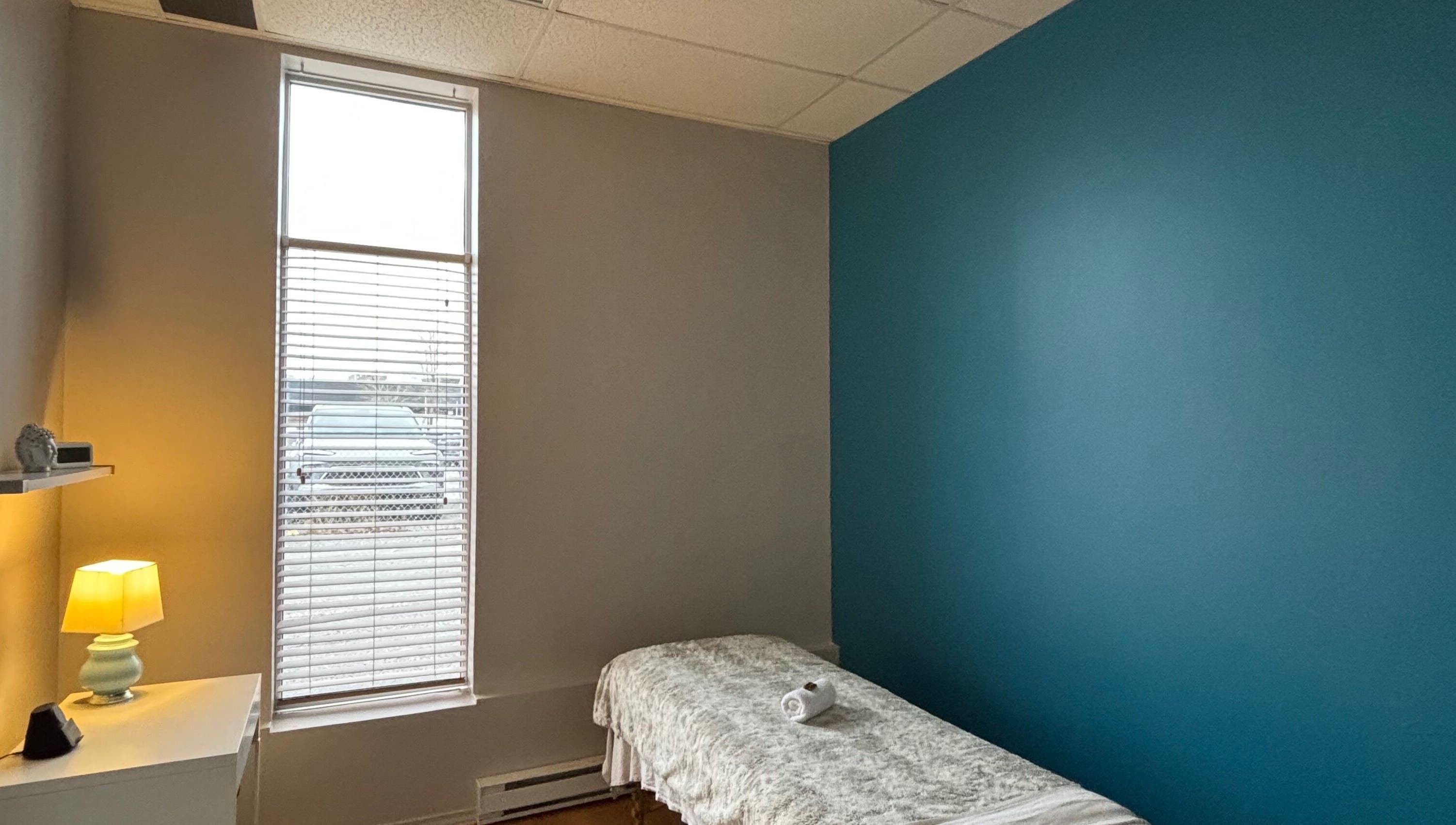 Relaxing treatment room at GoPhysio (Sporthèque Jean Proulx), Gatineau, Québec, CA with cozy decor.
