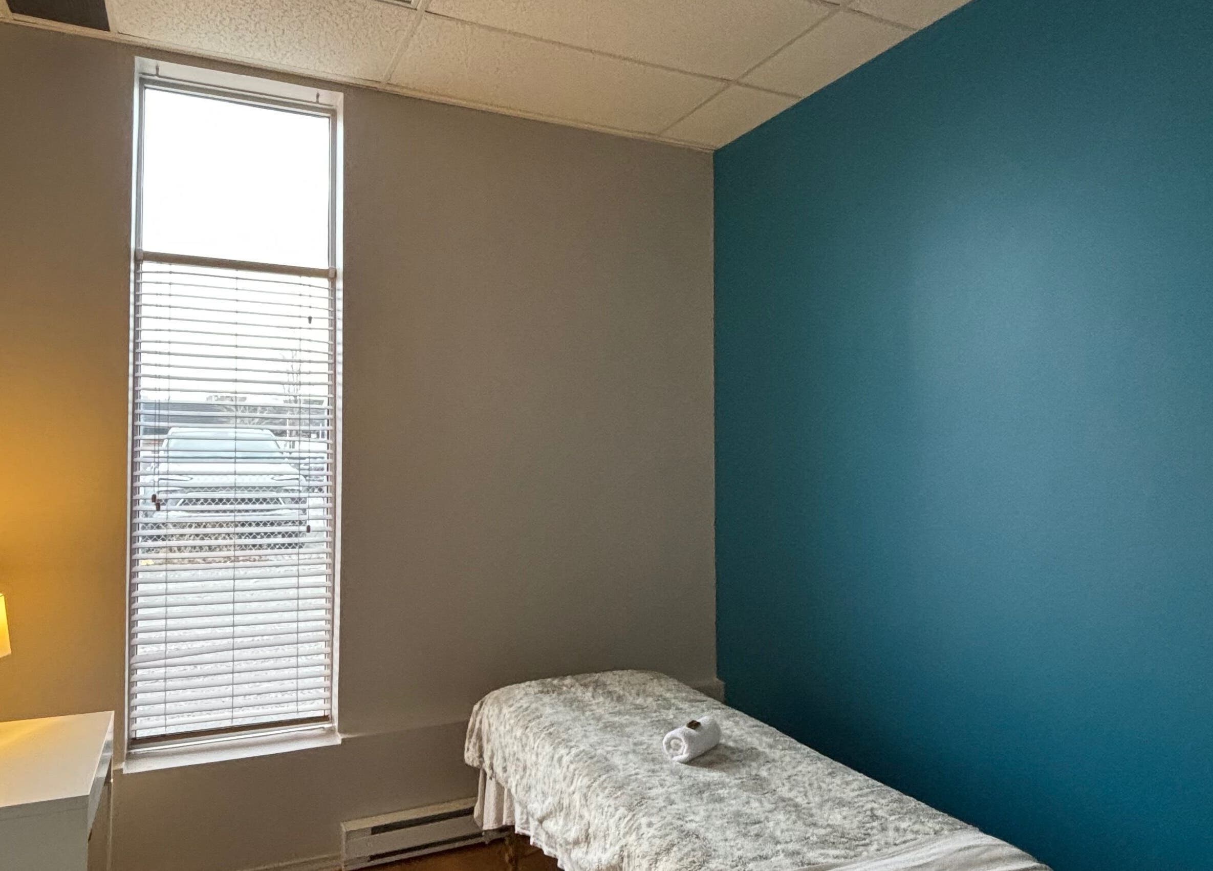 Relaxing treatment room at GoPhysio (Sporthèque Jean Proulx), Gatineau, Québec, CA with cozy decor.