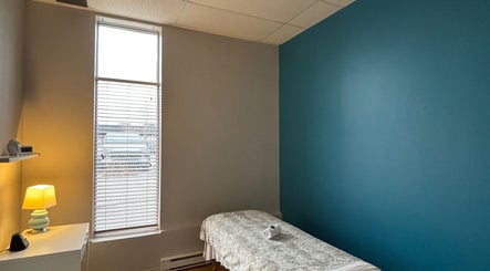 Relaxing treatment room at GoPhysio (Sporthèque Jean Proulx), Gatineau, Québec, CA with cozy decor.