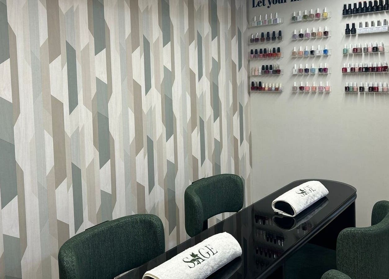 زاوية مانيكير أنيقة في Sage Salon، الدمام، المنطقة الشرقية، تناسق ألوان نابضة.