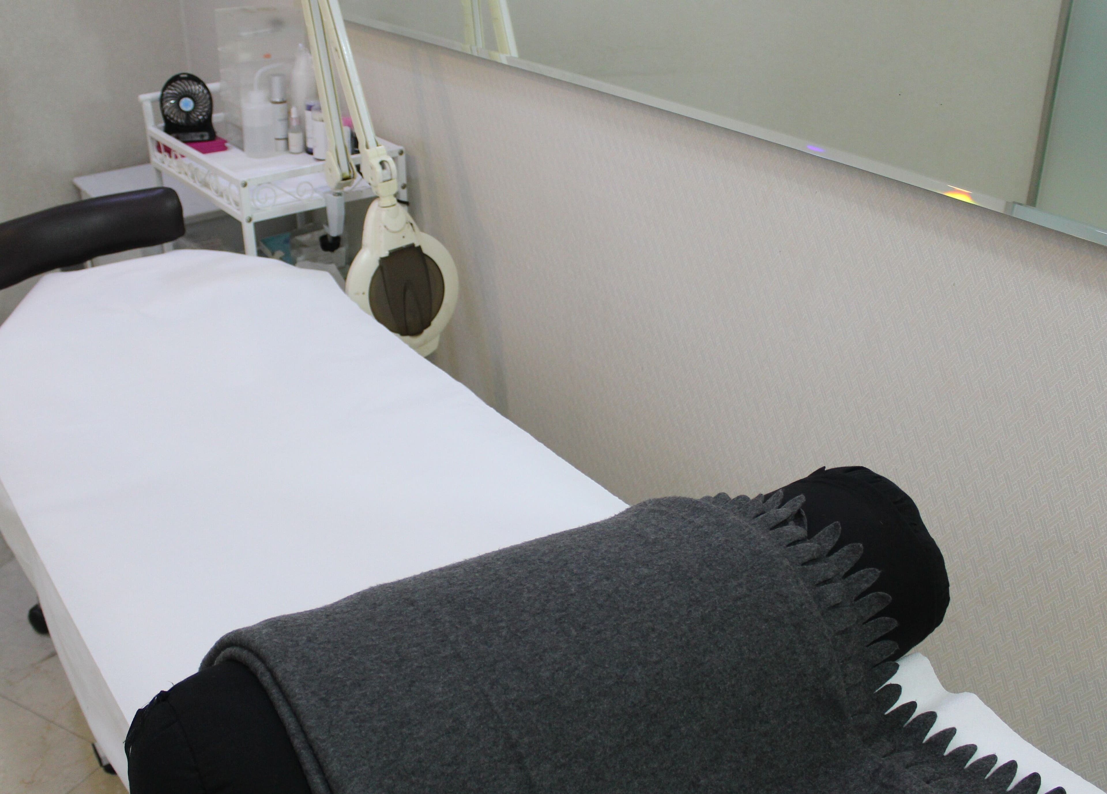 Treatment bed at Eyelash Extension Center, Souk Qariyat Al Beri, Abu Dhabi offering relaxing services. Abu Dhabi, AE.
