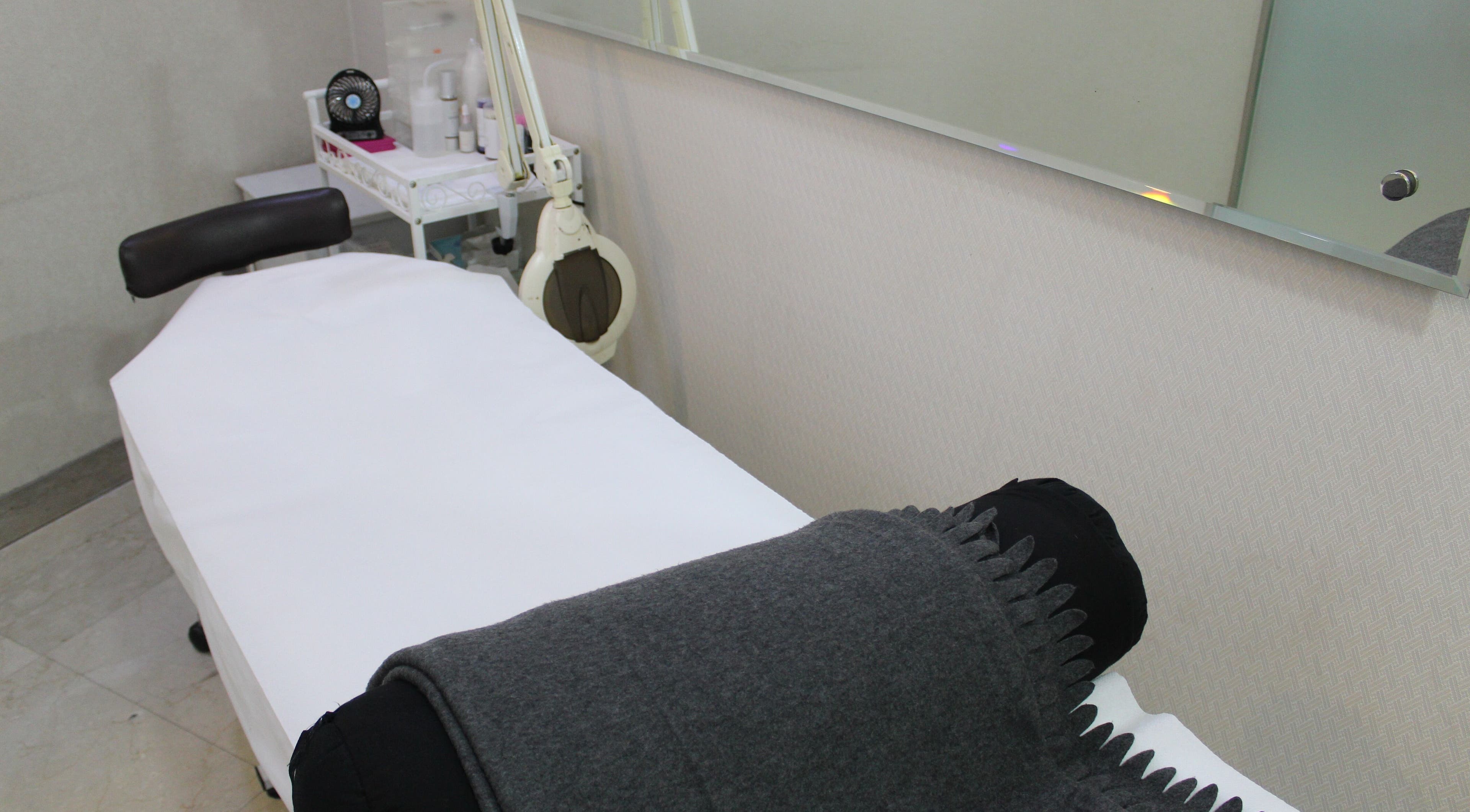Treatment bed at Eyelash Extension Center, Souk Qariyat Al Beri, Abu Dhabi offering relaxing services. Abu Dhabi, AE.