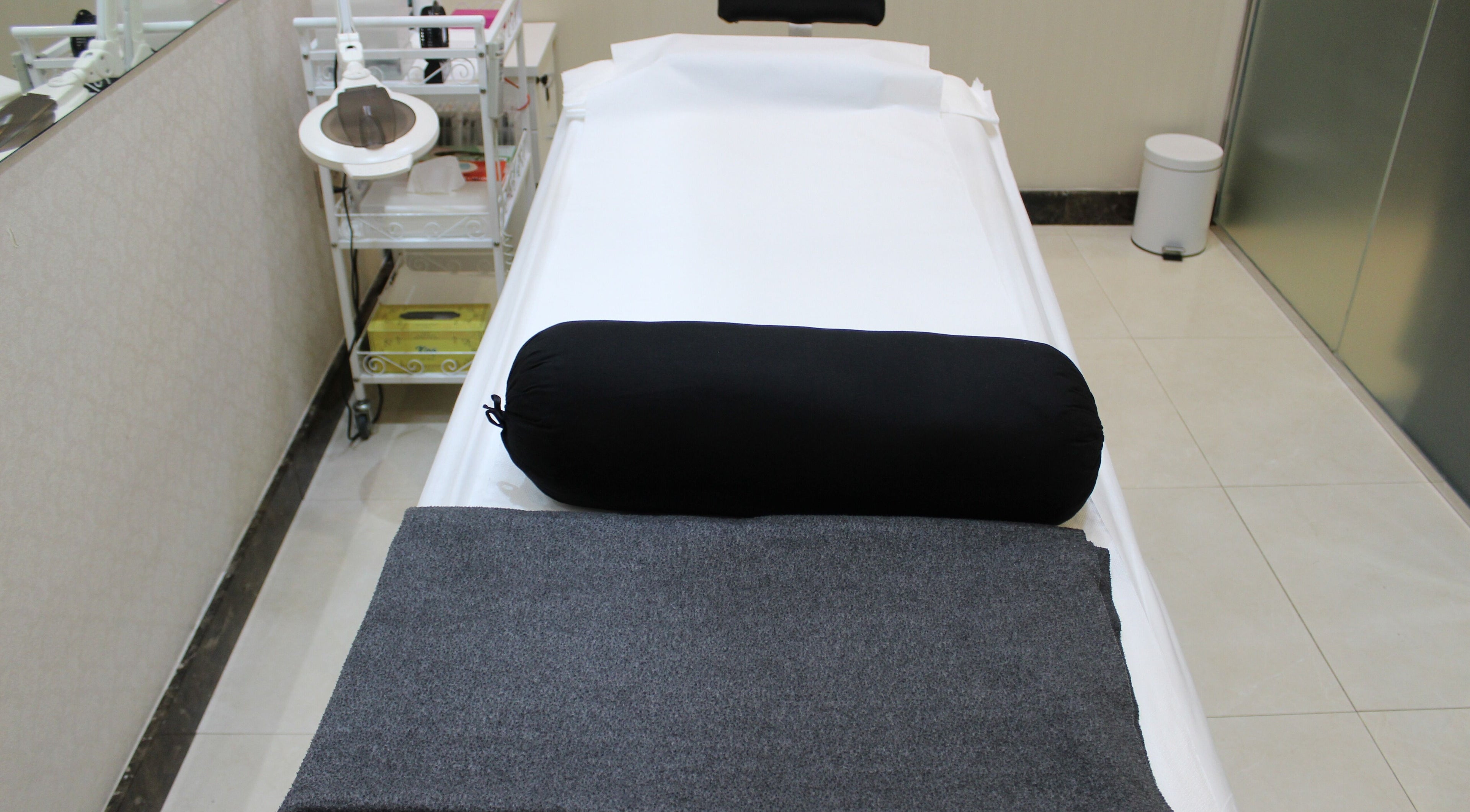 Relaxing spa bed at Eyelash Extension Center, Muhairy Center, Abu Dhabi, AE, ready for treatments.