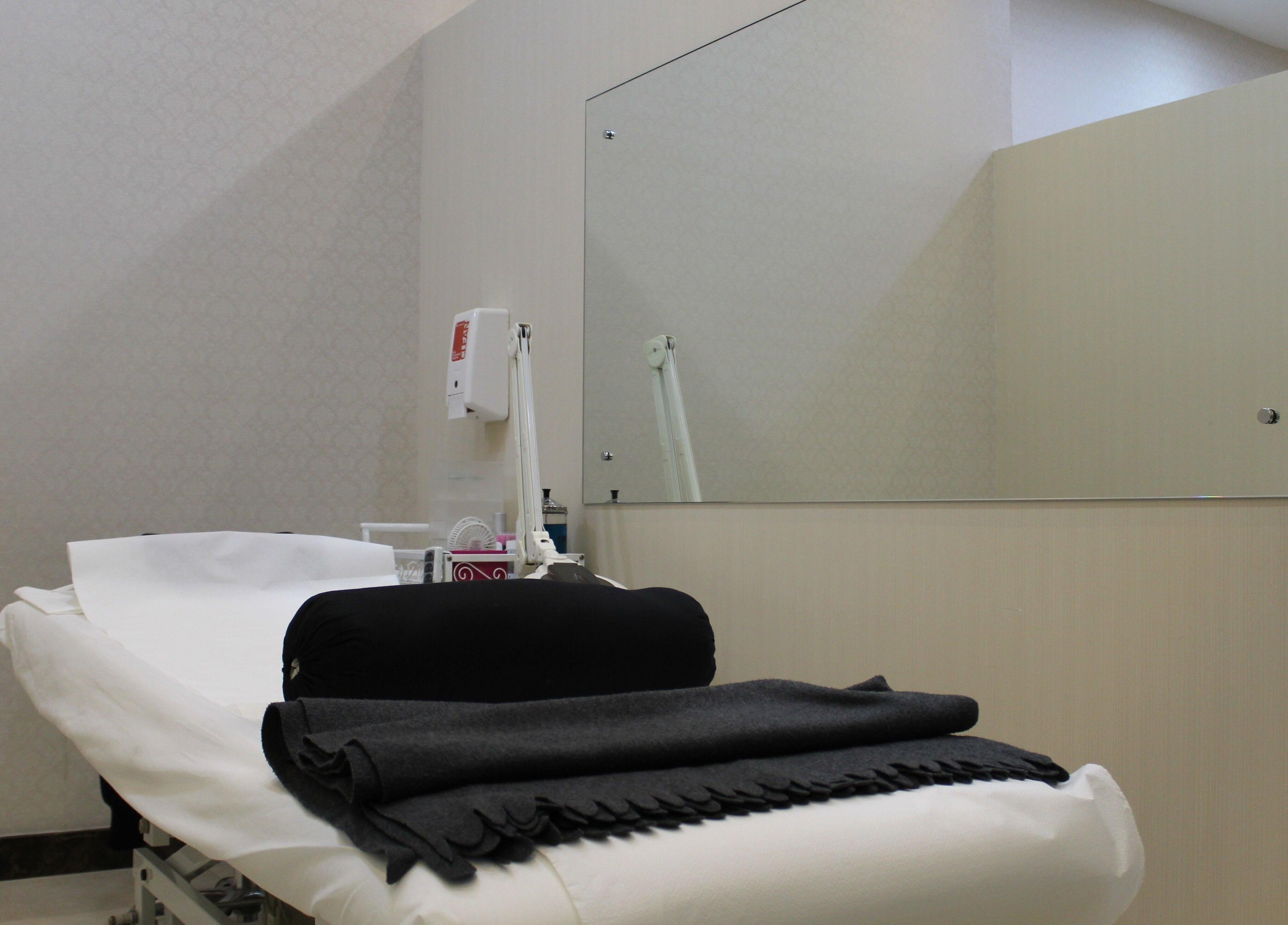 Luxurious treatment room at Eyelash Extension Center, Muhairy Center, Abu Dhabi, decorated with modern elegance.
