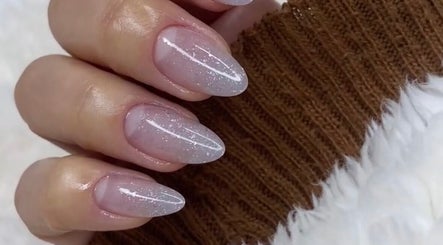 Unhas com esmalte brilhante em J.E Estetica e Barbearia, Amora, Setúbal, PT.