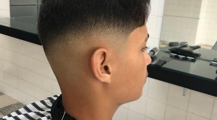 Corte de cabelo moderno em J.E Estetica e Barbearia, Amora, Setúbal, PT. Estilo limpo e preciso.