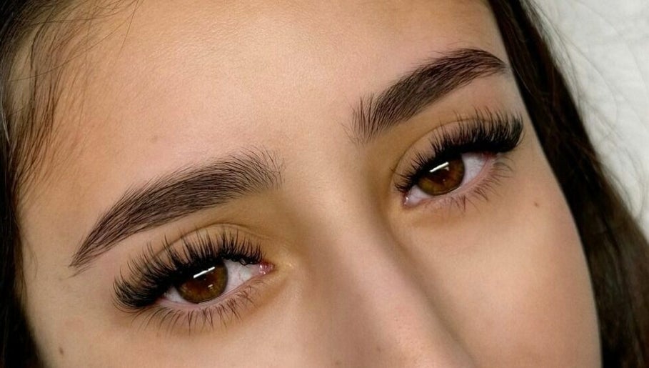 Lashcious Eyelash Extension image 1