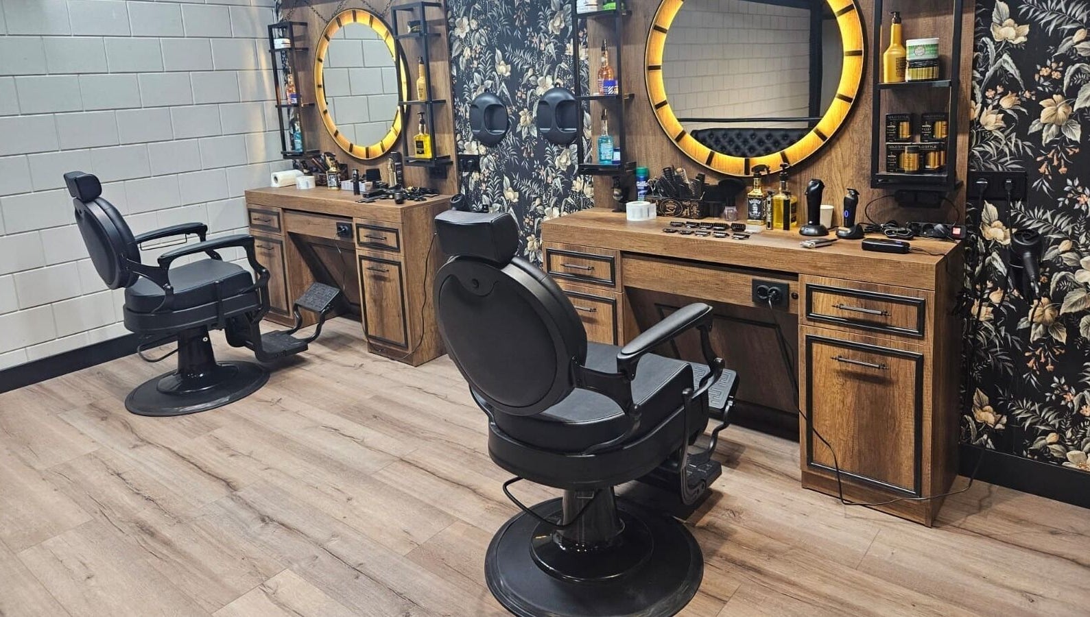 Interieur van Konings Barbier met stijlvolle stoelen in Zevenhuizen, Zuid-Holland, NL.