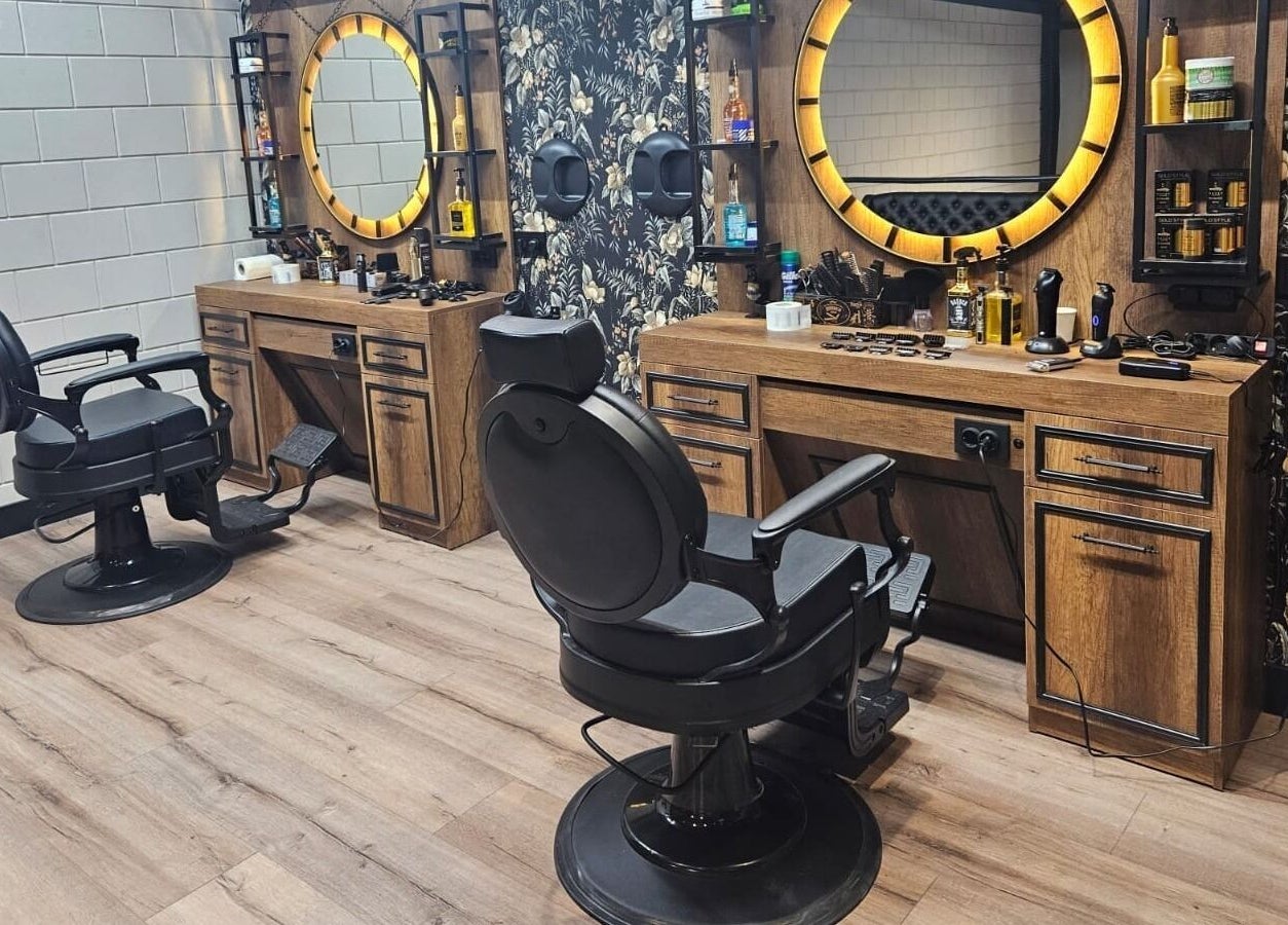 Interieur van Konings Barbier met stijlvolle stoelen in Zevenhuizen, Zuid-Holland, NL.