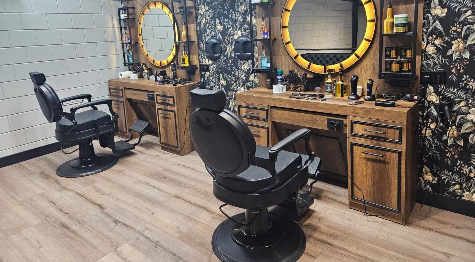 Interieur van Konings Barbier met stijlvolle stoelen in Zevenhuizen, Zuid-Holland, NL.