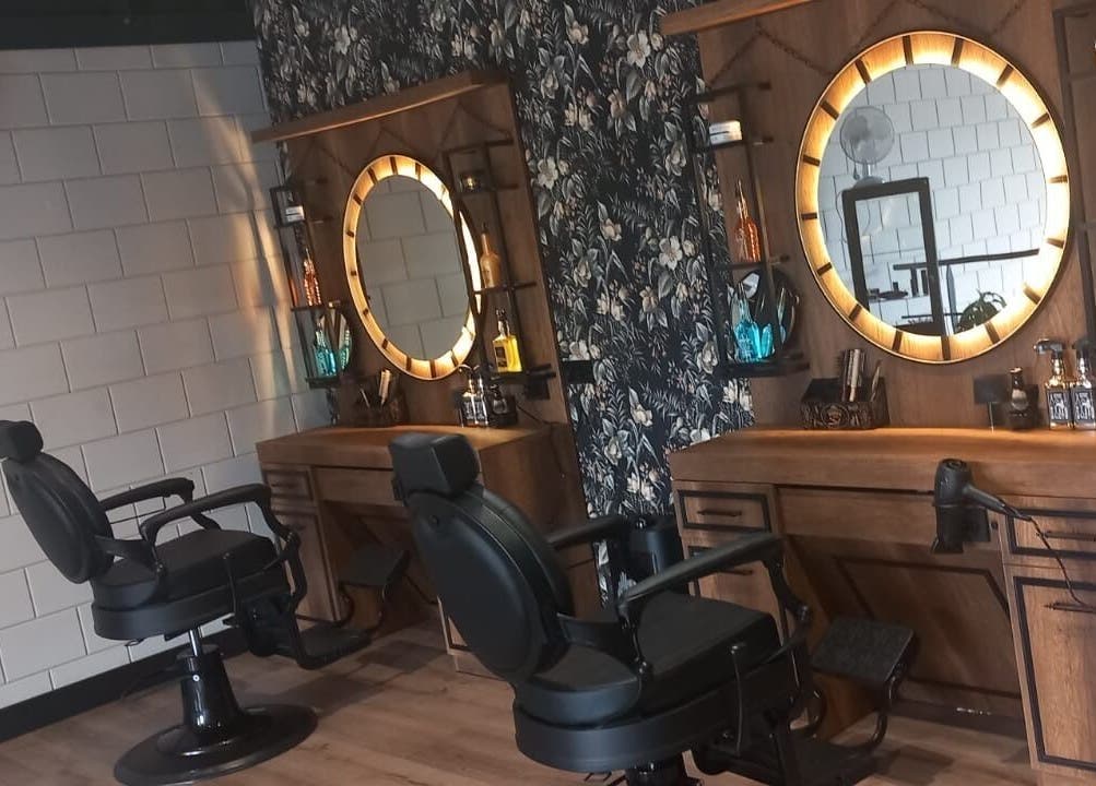 Chique kappersstoelen en verlichte spiegels bij Konings Barbier, Zevenhuizen, Zuid-holland, NL.