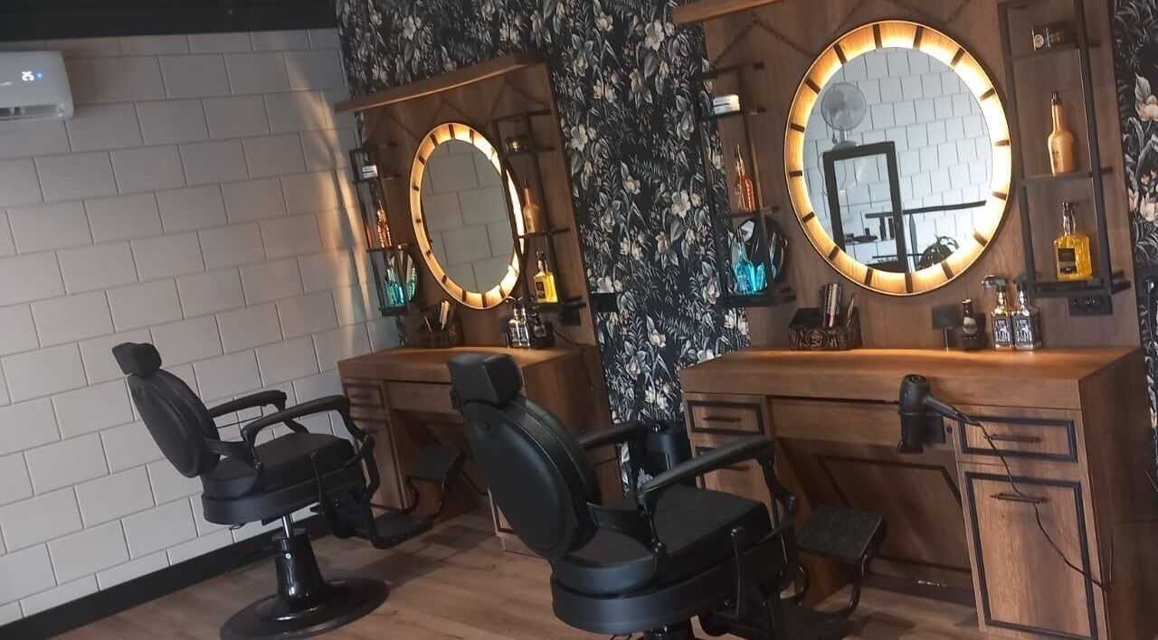 Chique kappersstoelen en verlichte spiegels bij Konings Barbier, Zevenhuizen, Zuid-holland, NL.