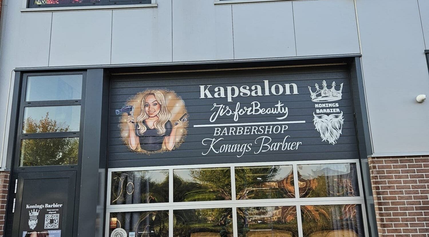 Gevel van Konings Barbier in Zevenhuizen, Zuid-Holland met uniek logo en vriendelijke uitstraling.