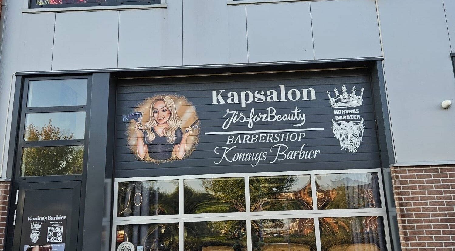 Gevel van Konings Barbier in Zevenhuizen, Zuid-Holland met uniek logo en vriendelijke uitstraling.