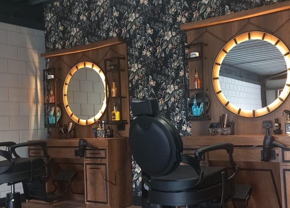 Klassieke barbierstoel en spiegel bij Konings Barbier, Zevenhuizen, Zuid-Holland, NL.