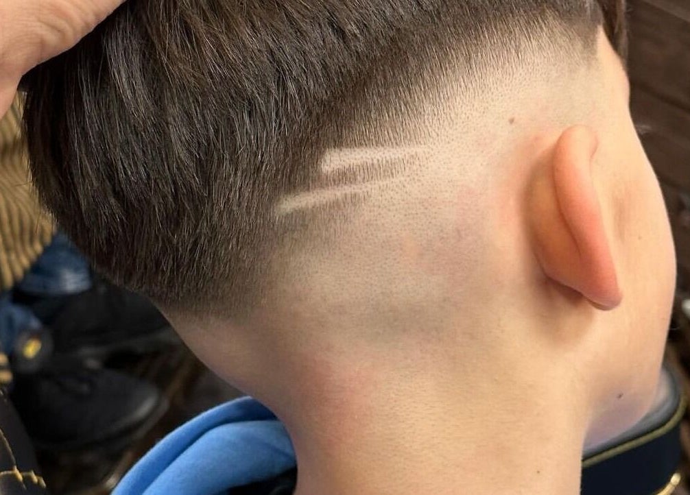 Moderne fade kapsel bij Konings Barbier, Zevenhuizen, Zuid-holland, NL, met strakke lijnen.