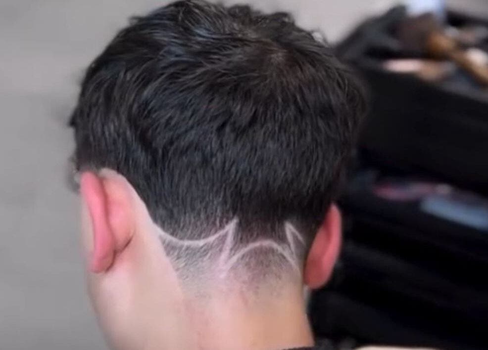 Achteraanzicht van een creatieve haarsnede bij Konings Barbier, Zevenhuizen, Zuid-holland, NL.