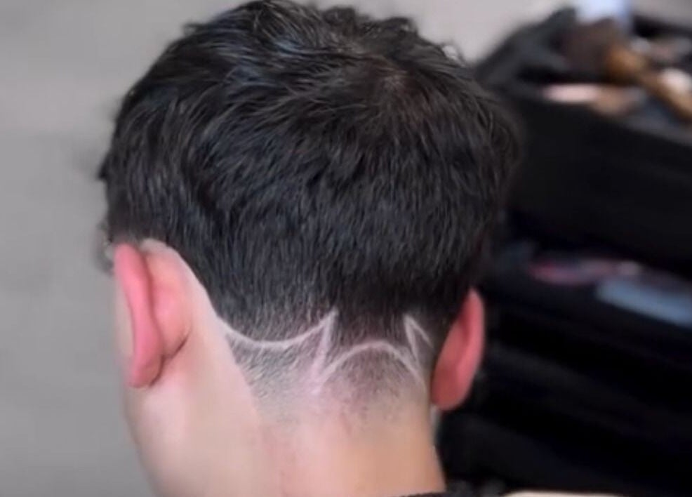 Achteraanzicht van een creatieve haarsnede bij Konings Barbier, Zevenhuizen, Zuid-holland, NL.