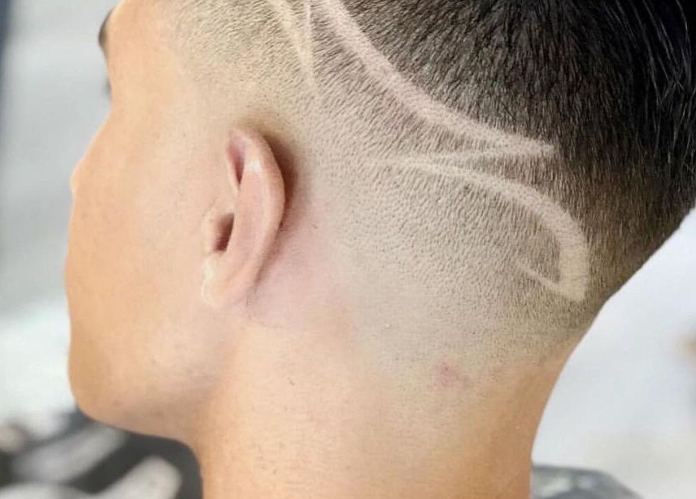 Moderne haarstijl bij Konings Barbier in Zevenhuizen, Zuid-Holland, NL met artistiek patroon.