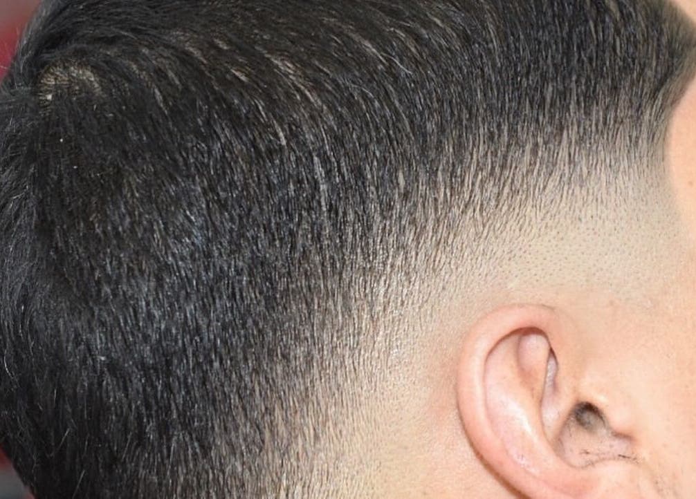 Moderne strakke fade kapsel bij Konings Barbier, Zevenhuizen, Zuid-Holland, NL.