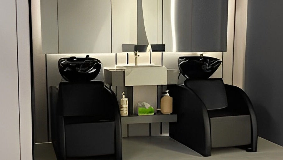 محطة غسيل بشامبو أنيقة في صالون Stylistic Barbershop بالرياض، منطقة الرياض، السعودية.