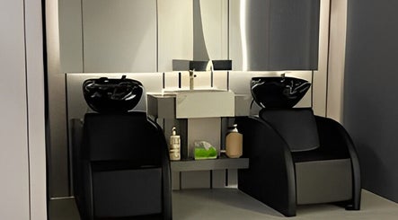 محطة غسيل بشامبو أنيقة في صالون Stylistic Barbershop بالرياض، منطقة الرياض، السعودية.