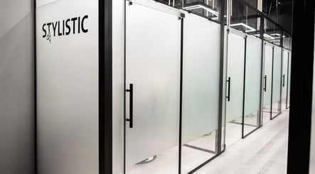 ممر زجاجي في Stylistic Barbershop، الرياض، منطقة الرياض، السعودية.