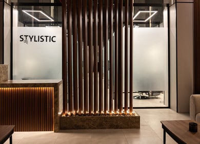 مدخل عصري في Stylistic Barbershop بالرياض، منطقة الرياض، المملكة العربية السعودية.