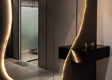مرآة مضيئة في Stylistic Barbershop، الرياض، منطقة الرياض، المملكة العربية السعودية.