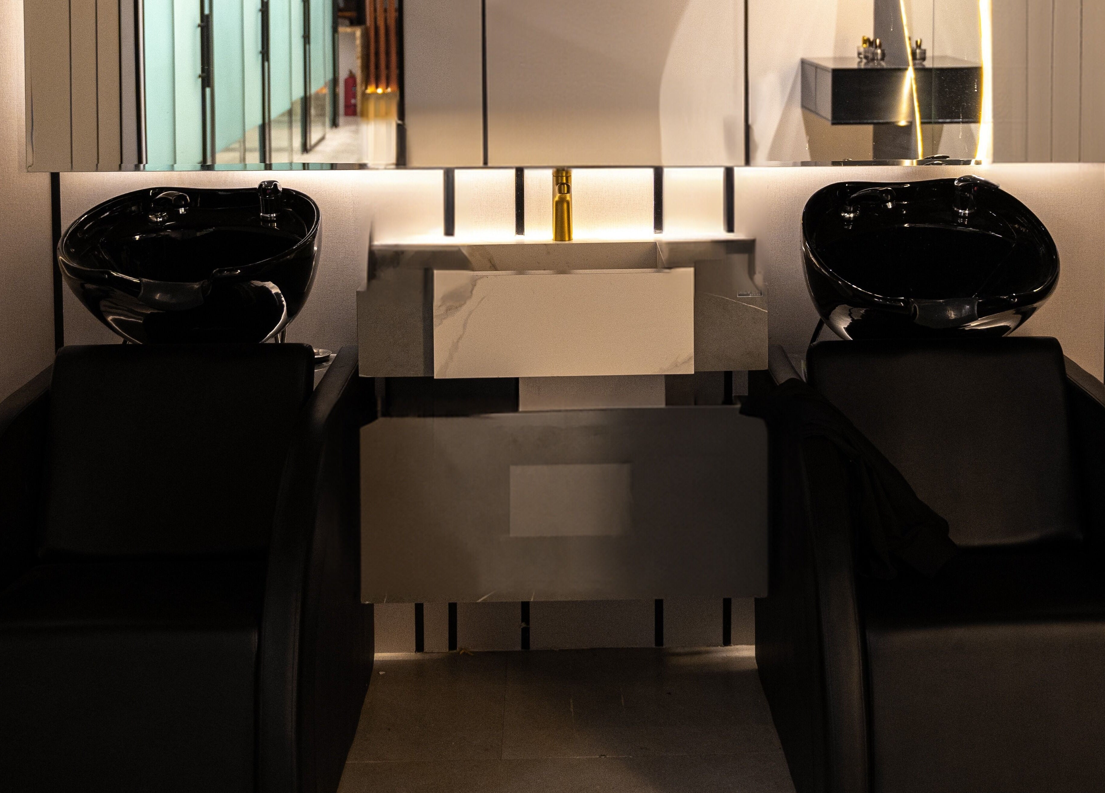 غسالات شعر عصرية في صالون Stylistic Barbershop، الرياض، الرياض، SA، تركز على رفاهية العملاء.