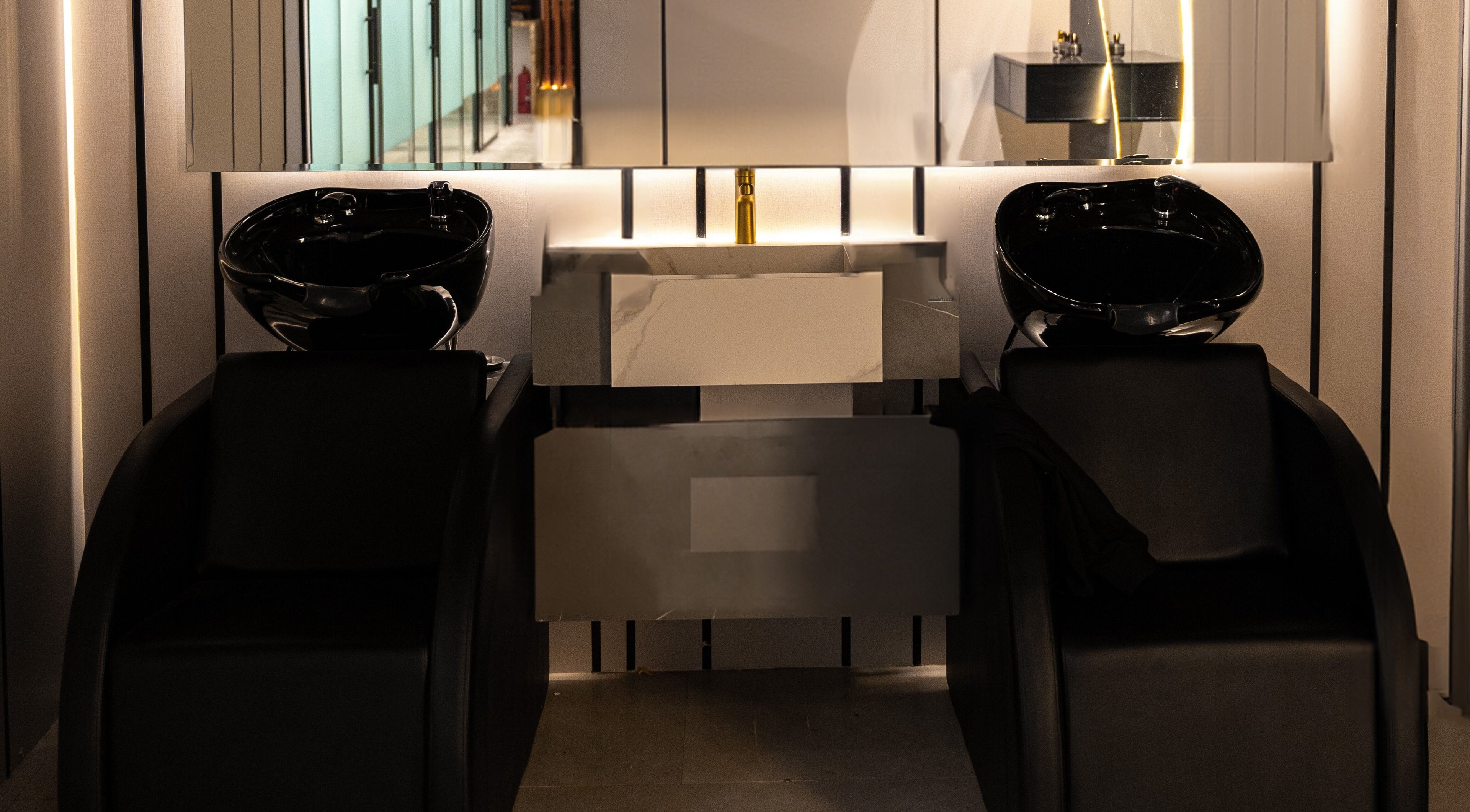 غسالات شعر عصرية في صالون Stylistic Barbershop، الرياض، الرياض، SA، تركز على رفاهية العملاء.