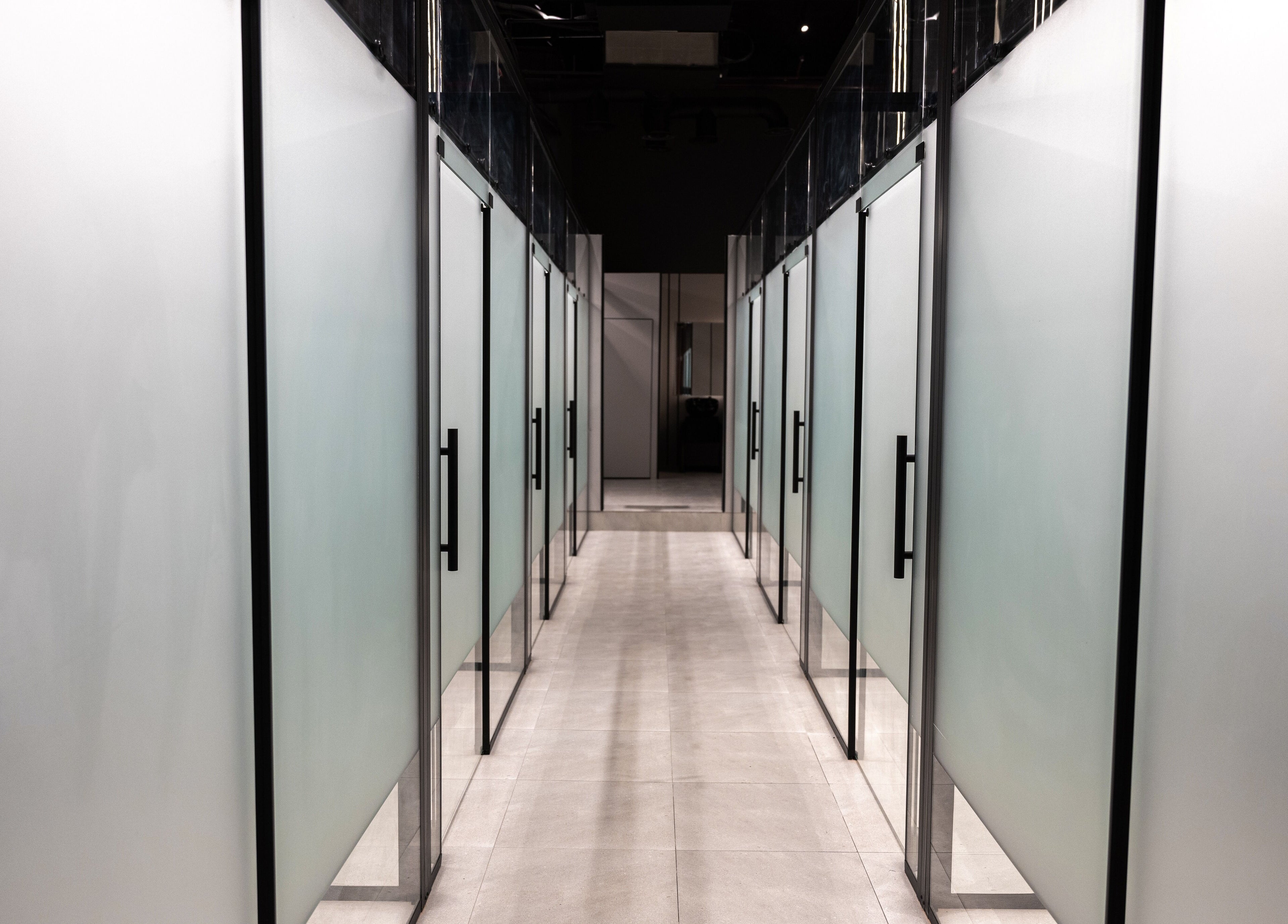 ممر زجاجي في Stylistic Barbershop بالرياض، منطقة الرياض، السعودية.