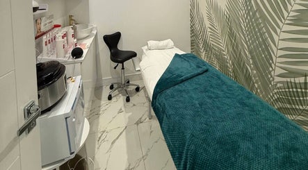 Relaxing treatment room at Glam Haus Clinic, Coventry, England, GB with spa bed and modern decor.