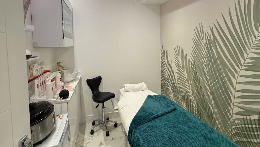 Relaxing treatment room at Glam Haus Clinic, Coventry, England, GB with calming decor and modern amenities.