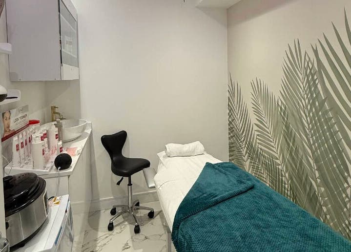 Relaxing treatment room at Glam Haus Clinic, Coventry, England, GB with calming decor and modern amenities.
