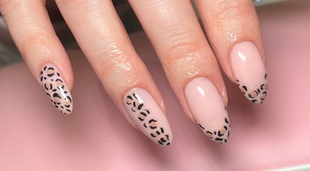 Leopard print nails at Beauty by Freya Elise in Leatherhead, England, GB. Trendy manicure design.