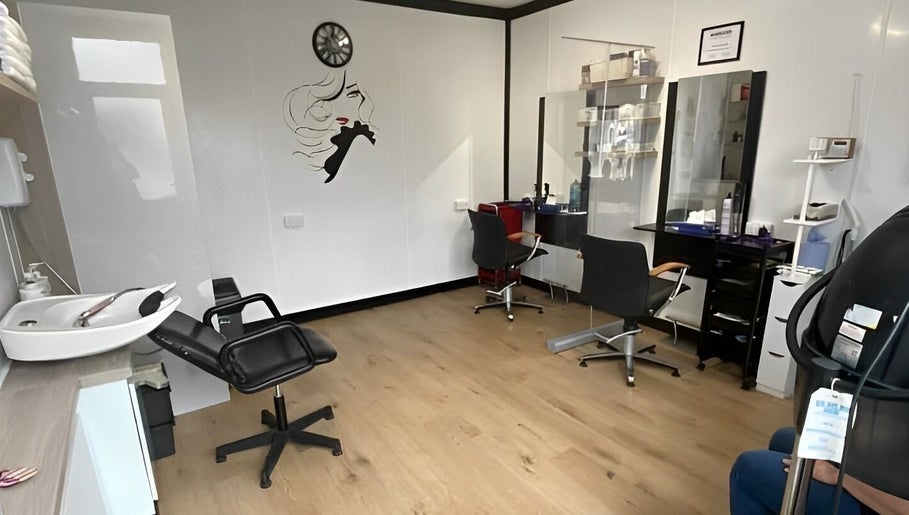 Cameo Hair Salon, bild 1