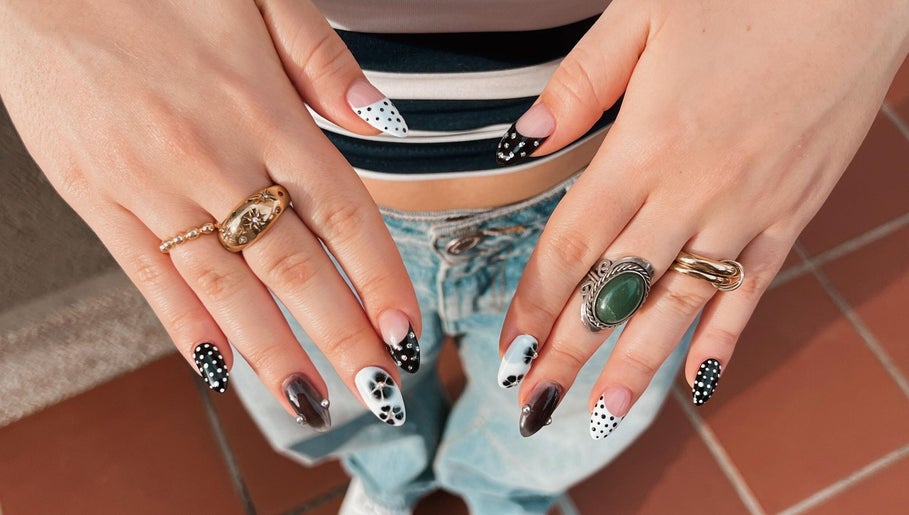 Diseño de uñas en Lottonails__, Floridablanca, Santander, CO con elegantes detalles en blanco y negro.