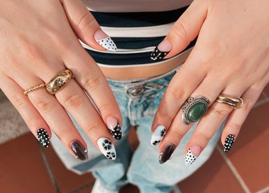 Diseño de uñas en Lottonails__, Floridablanca, Santander, CO con elegantes detalles en blanco y negro.