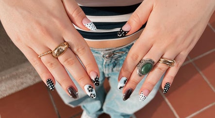 Diseño de uñas en Lottonails__, Floridablanca, Santander, CO con elegantes detalles en blanco y negro.
