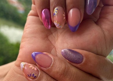 Uñas decoradas en tonos púrpura con detalles florales en Lottonails__, Floridablanca, Santander, CO.