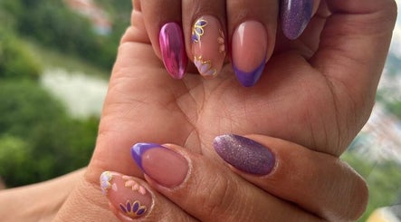 Uñas decoradas en tonos púrpura con detalles florales en Lottonails__, Floridablanca, Santander, CO.
