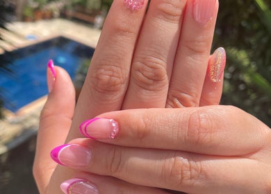 Manicura vibrante en Lottonails__ Floridablanca, Santander, CO. Uñas decoradas con rosa y brillo elegante.