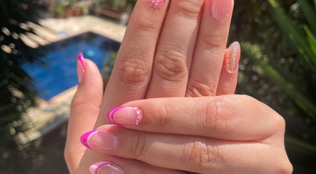 Manicura vibrante en Lottonails__ Floridablanca, Santander, CO. Uñas decoradas con rosa y brillo elegante.