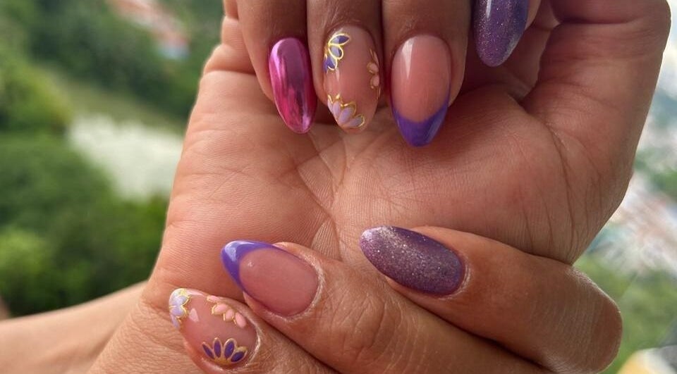 Uñas decoradas con diseño floral en Lottonails Floridablanca, Santander, CO.
