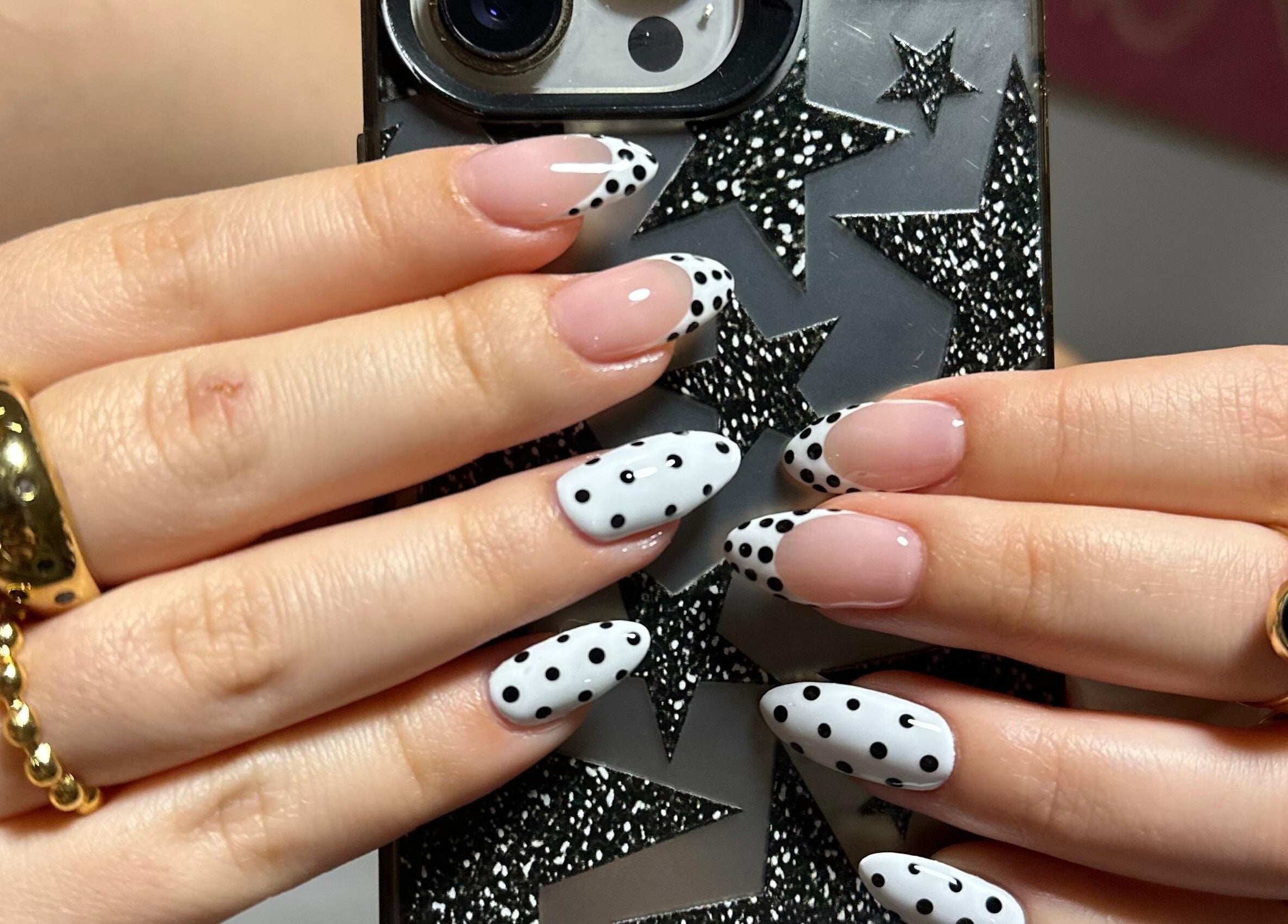 Diseño de uñas con puntos en Lottonails, Floridablanca, Santander, CO. Manicura única y elegante.